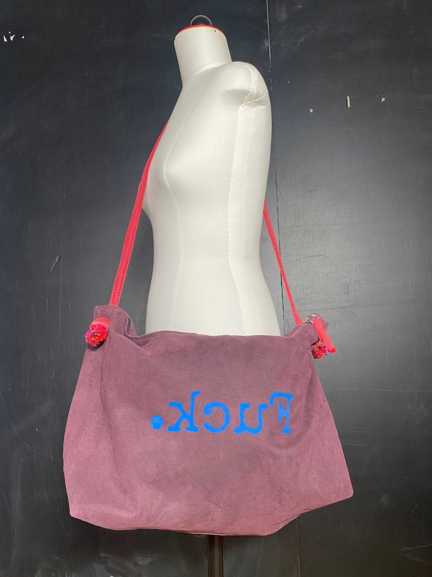 Weinrote Tasche mit Statement