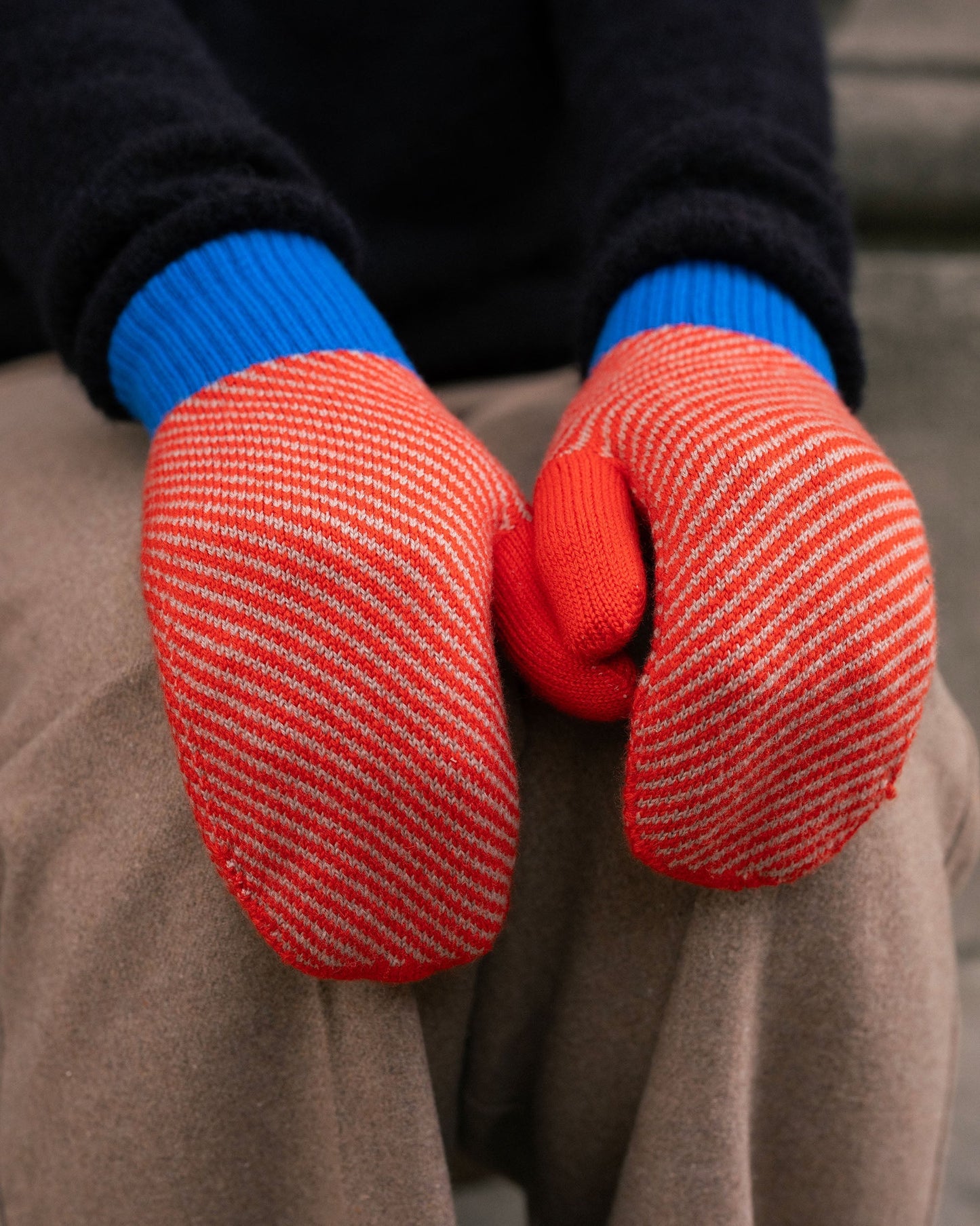 Striped mittens cobalt - nude